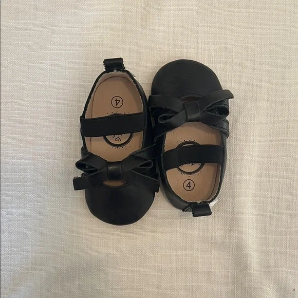 Size 4 Little Love Bug Bow Shoe - Picture 1 of 7